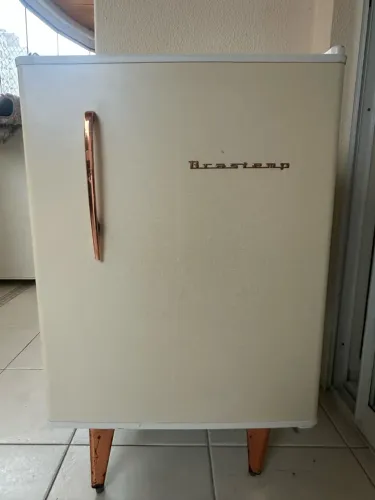 Vende-se frigobar