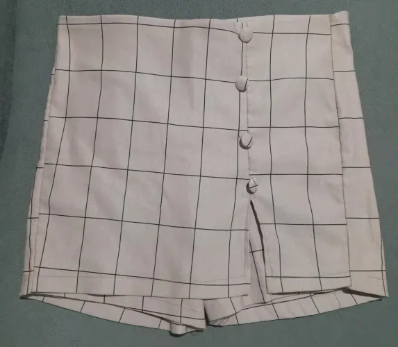 short saia quadriculado. Cor bege, numeração 38