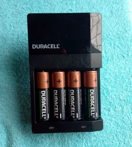 Carregador Duracell Original + 4 Pilhas Recarregáveis AA