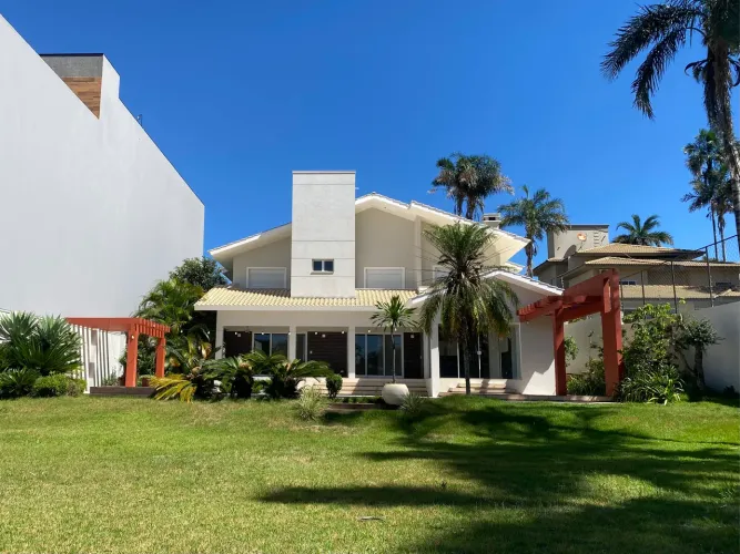 Alugo casa ampla com piscina e 6 dormitórios próximo ao Centro em Cascavel-Pr
