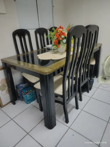 Mesa e seis cadeiras