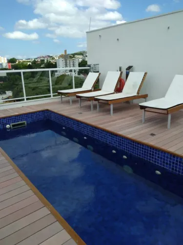 Studio em prédio com piscina