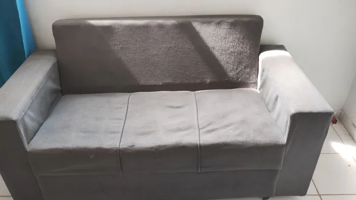 Sofá 2 lugares cinza em Suede/Veludo - Conservado