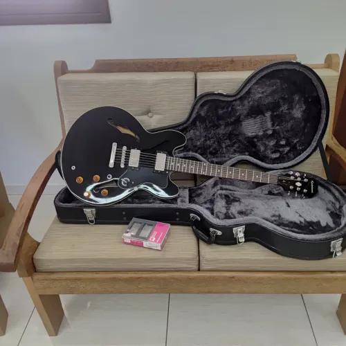 Guitarra Epiphone semi-acústica.