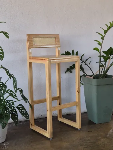 Banqueta alta com palha indiana de madeira