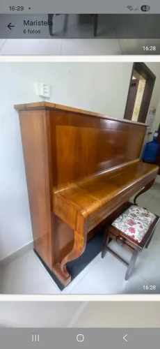 Piano Zimmermann 53 teclas brancas e 37 pretas.