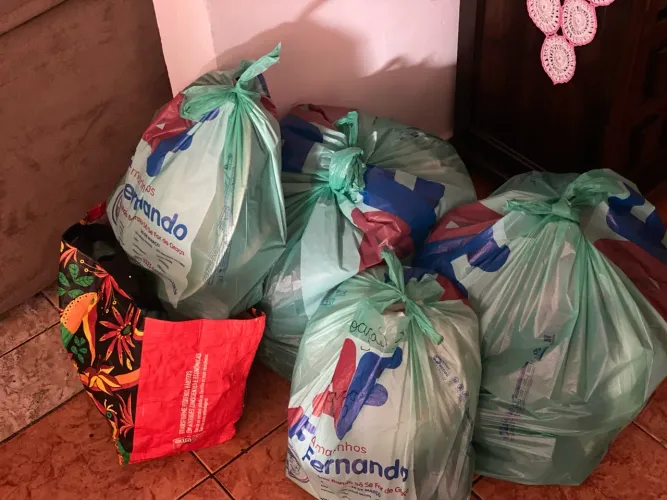 Lote fardo 91 peças de roupas para brechó