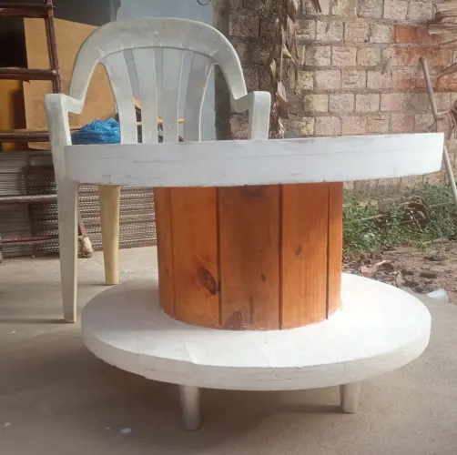 Vende-se banqueta feita de bobina de cabo, com acabamento em MDF.