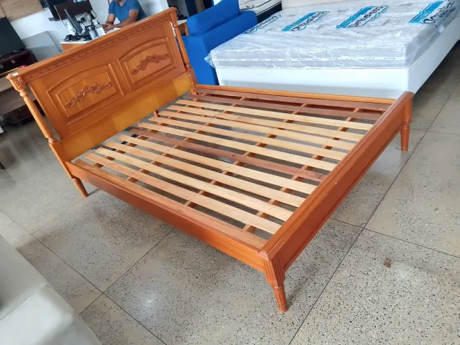 Cama de casal de madeira maciça feita no torno