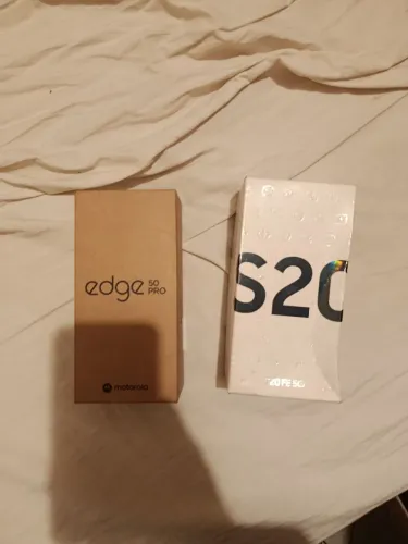 Caixa de celular s20 fé e Motorola edge50 pro