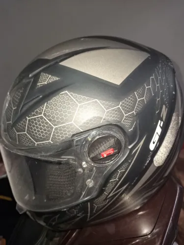 Estou vendendo um capacete tm 56 bem conservado 60 reais 