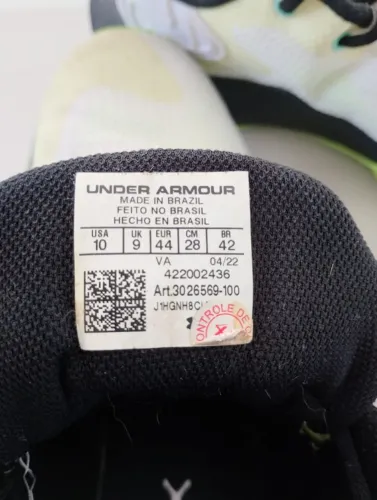 Tênis Under Armour Buzzer branco com detalhes em verde limão e preto