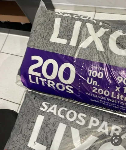 Saco reforçado para lixo 200 litros. Tem até 15 litros 