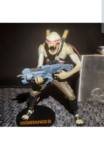 Action Figure Chimera e Cantil Resistance colecionador