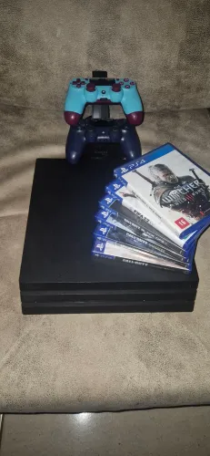 PlayStation Ps4 Pro - 2 Controles, 6 Jogos Mídia Física e Uma base Carregadora