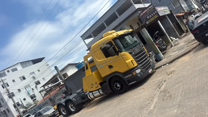 Caminhão Scania com lança hidráulica 