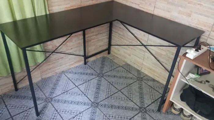 Mesa gamer preta de MDF em formato L