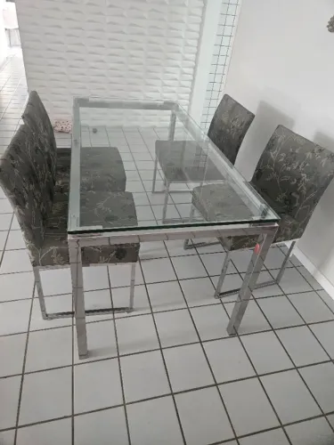 VENDO MESA DE JANTAR EM AÇO INOX COM TAMPO DE VIDRO + 4 CADEIRAS ? R$ 1.000