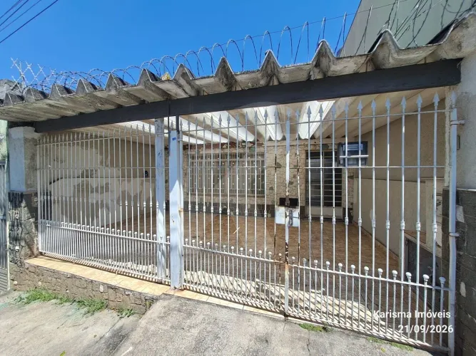 Casa térrea independente com 2 quartos, sala, cozinha, 2 banheiros, 2 vagas de garagem.