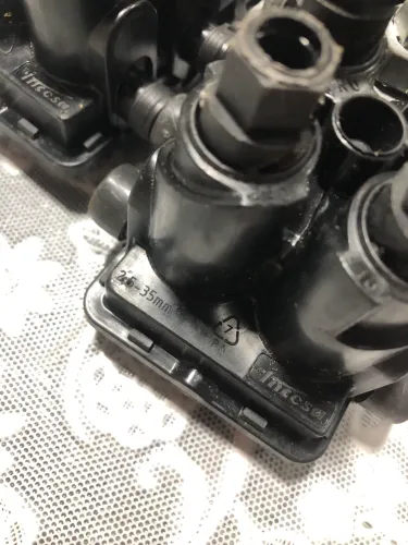 Conector perfurante 