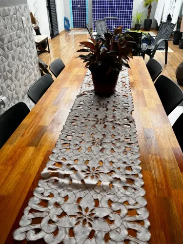 Vende se uma mesa de madeira com 6 cadeiras