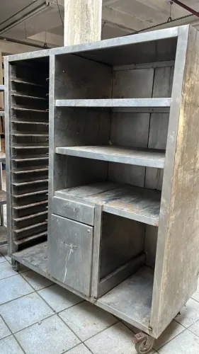 ESTANTE / ARMÁRIO INDUSTRIAL INOX COM RODÍZIOS