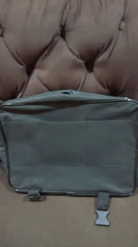 Bolsa de ombro de couro.