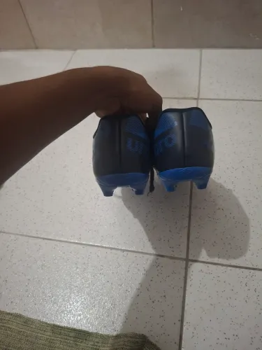 Chuteira Umbro Campo Tamanho 42 - Pouco Usada e Bem Conservada ?