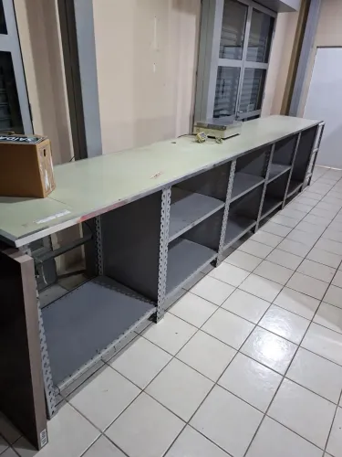 Balcão de Aço com Vitrine de Vidro