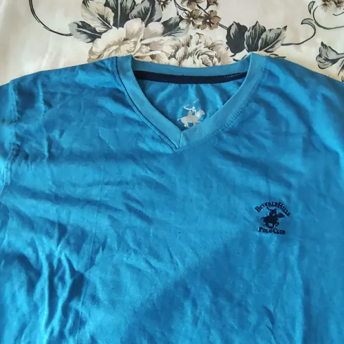 Camisa marca BEVERLY HILLS, nova, original, importada, tamanho médio.