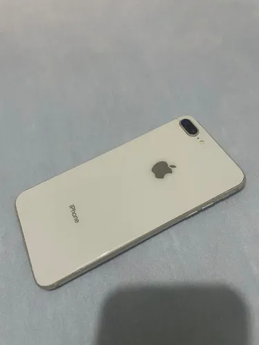 Troco IPhone 8 Pus em bateria de carro.