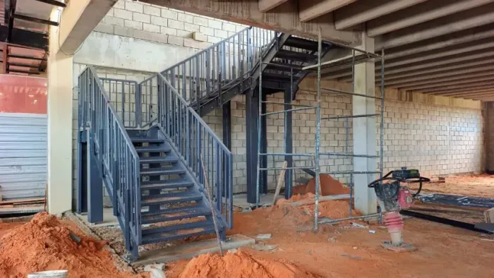 ESCADAS INDUSTRIAIS MODULARES - ROBUSTAS E PERSONALIZADAS