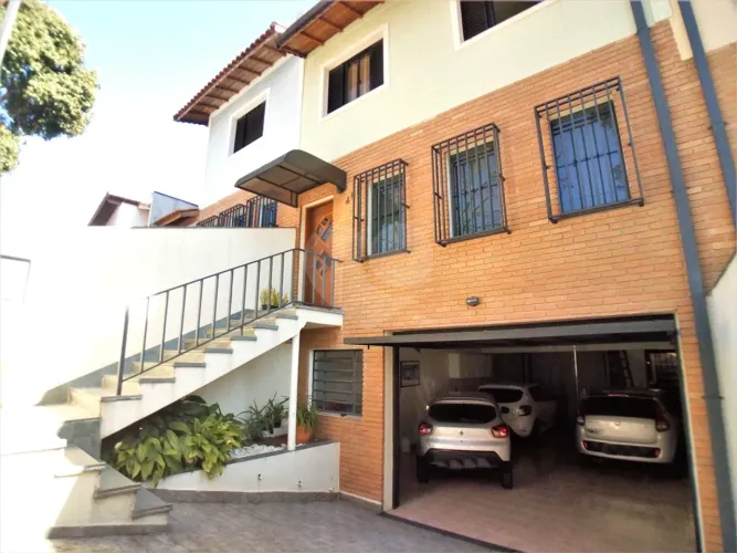 Reformado com 3 dormitórios, suíte com closet, 5 vagas e quintal, documentos em ordem para
