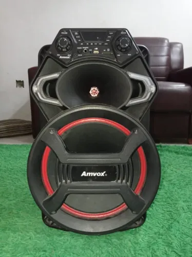 caixa de som da AMVOX nova potente ao som