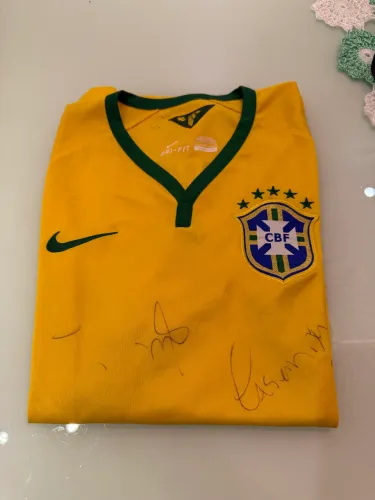 Camiseta Brasil autografada 2014 AUTOGRAFADA