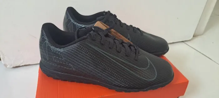 Chuteira nike society