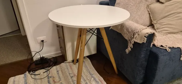 Mesa Redonda Branca com Pés de Madeira - Estilo Escandinavo