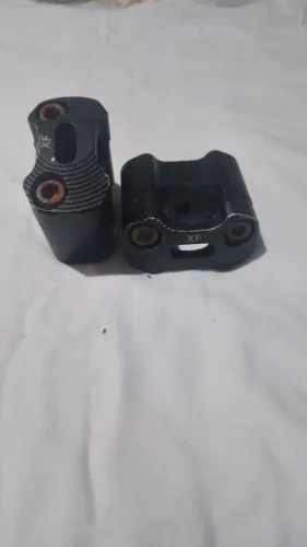 Vende se um par de alongador de mesa de moto 