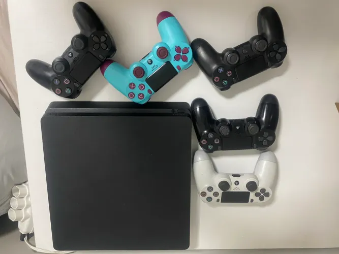 PS4 Slim 1TB + 5 Controles + 3 Jogos