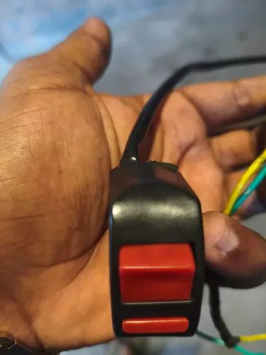 Botão pra fazer luz auxiliar o pisca alerta de quebrado em moto