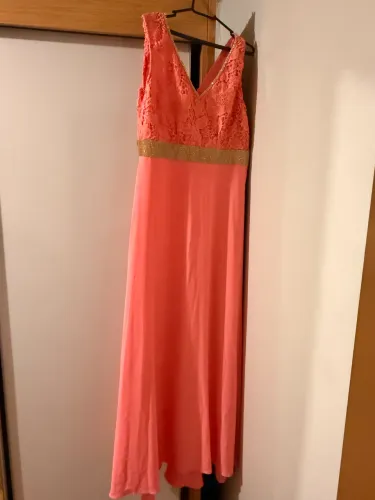 Vestido de Festa Longo Cor Goiaba/Coral com Renda e Detalhes Dourados