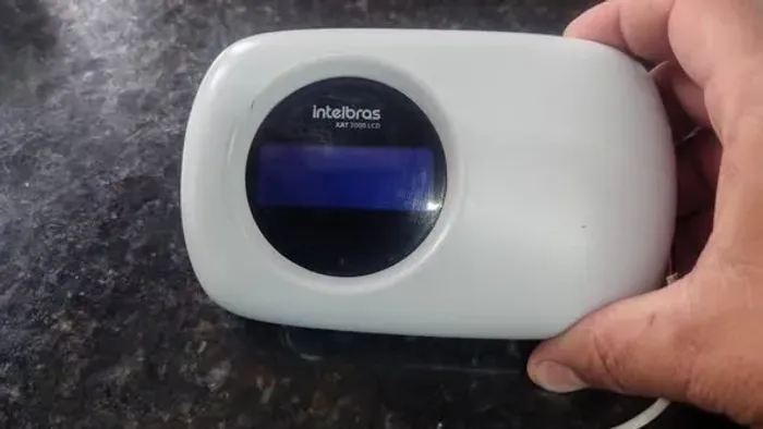 Central de alarme Intelbras completa com placa com wi-fi bateria teclado e sensor para con