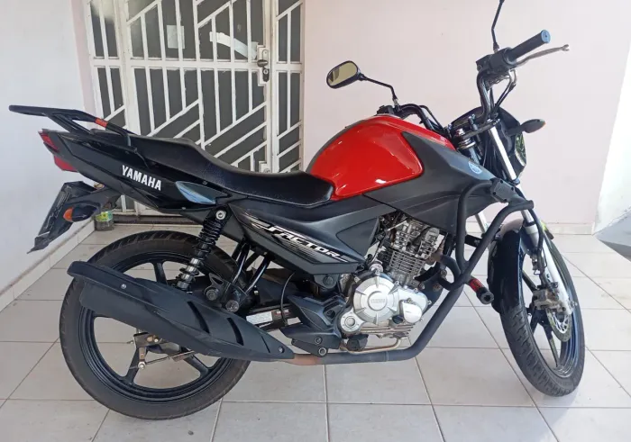 Vende-se uma moto semi nova, documentação em dias 