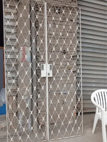 Porta de correr em ferro torcido