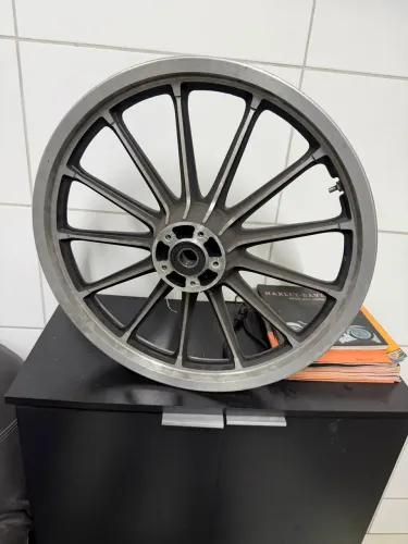 Roda dianteira Harley Davidson sportster