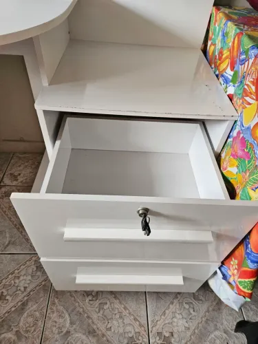 Mesa de computador com gaveta e chave - bem conservada