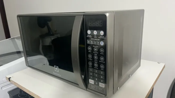 Micro ondas Electrolux 20L MT30S com Inox Espelhado
