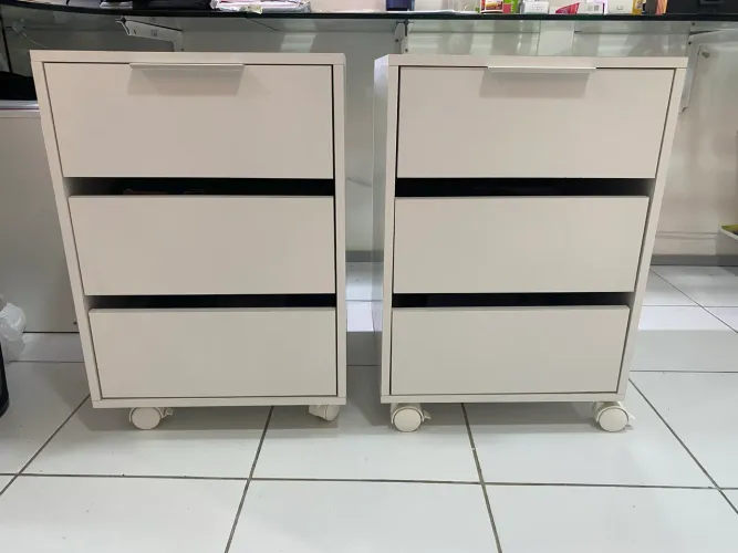 Cabeceira de cama / criado mudo.