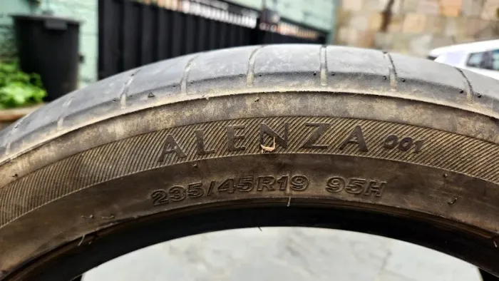 Pneus 235/45R19 - Jeep COMPASS - Meia vida.