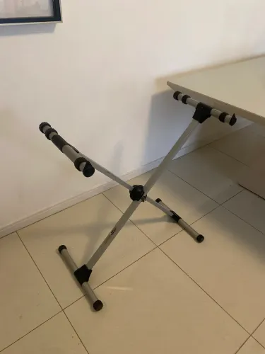 Estante em X para teclado